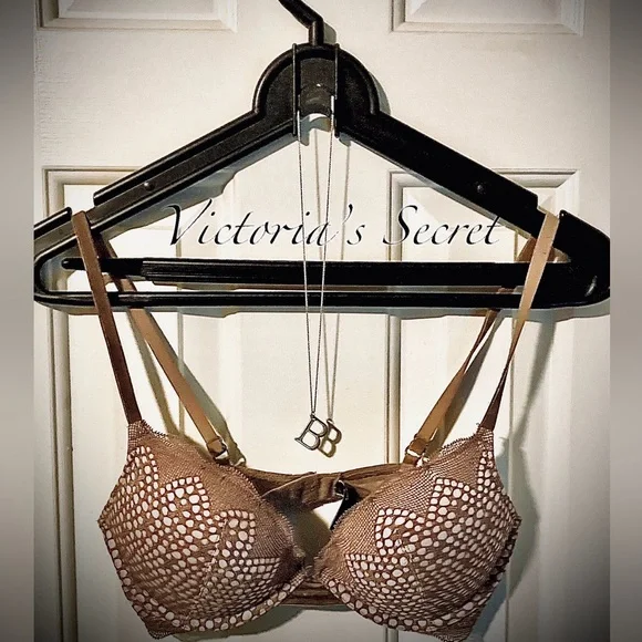 Victoria’s Secret plunge Bra with lace accents. - Picture 2 of 13